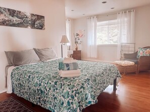 3 bedrooms, desk, iron/ironing board, travel cot