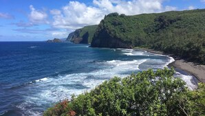A coastal landscape with a beach, cliffs, and ocean waves. - KONA CLOUD FOREST GUEST HOUSE~3 Bedrooms~ (Kailua-Kona)