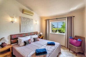 6 habitaciones, tabla de planchar con plancha, cuna de viaje y wifi 