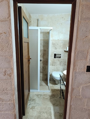 Chambre Double Confort | Salle de bain | Douche, sèche-cheveux, chaussons, serviettes fournies