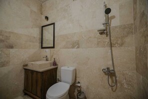 Ducha, secador de pelo, pantuflas, toallas