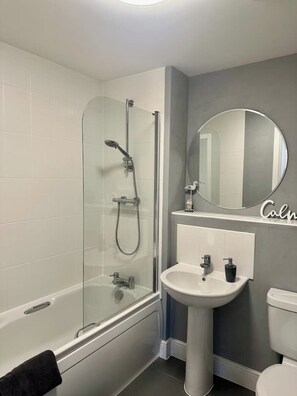 Hair dryer, towels, soap, toilet paper - Stylish 2 bed Apartment (Derby)