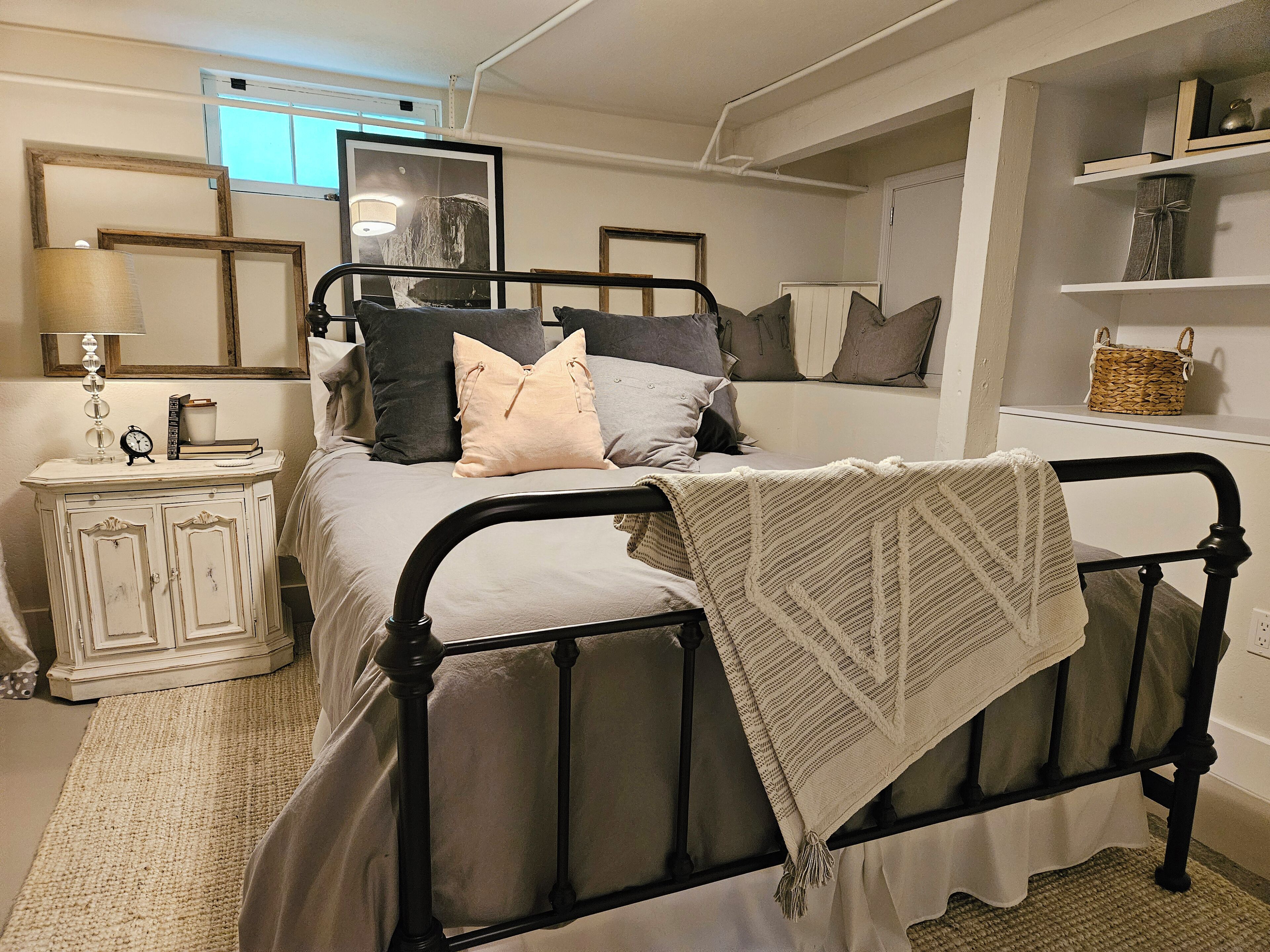 5 bedrooms, iron/ironing board, WiFi, bed sheets