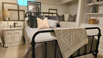 5 bedrooms, iron/ironing board, WiFi, bed sheets