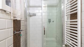 Apartment | Bathroom | Soap, shampoo, toilet paper
