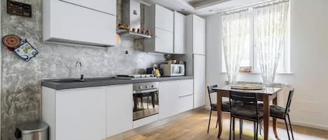 Appartement | Privékeuken | Een koelkast/vriezer, een magnetron, een oven, een kookplaat