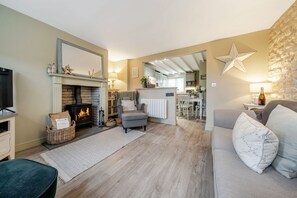 TV, offices - 3 Lavender Cottage - sleeps 4 guests  in 2 bedrooms (Burnham Market)