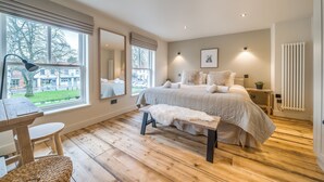 2 bedrooms, iron/ironing board, WiFi (free), bed sheets - Burnham Loft - sleeps 4 guests  in 2 bedrooms (Burnham Market)