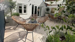 A patio with wicker chairs, a table, and potted plants. - Burnham Loft - sleeps 4 guests  in 2 bedrooms (Burnham Market)