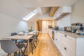 Fridge, microwave, oven, stovetop - Burnham Loft - sleeps 4 guests  in 2 bedrooms (Burnham Market)