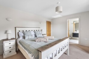 4 soverom, strykejern/-brett, reiseseng for barn og wi-fi (inkludert)