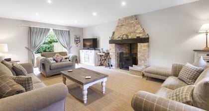 Cherry House - sleeps 8 guests in 4 bedrooms