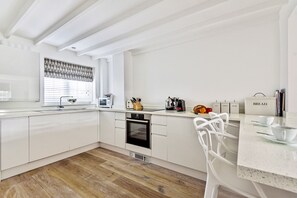 Fridge, microwave, oven, stovetop - Pantiles - sleeps 4 guests in 2 bedrooms (Burnham Market)