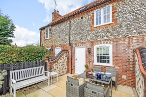 Outdoor dining - Pantiles - sleeps 4 guests in 2 bedrooms (Burnham Market)
