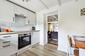 Een koelkast, een magnetron, een oven, een kookplaat