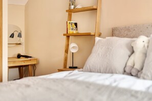 1 dormitorio, tabla de planchar con plancha, wifi y ropa de cama