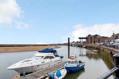 Channel Cottage - sleeps 2 guests in 1 bedroom