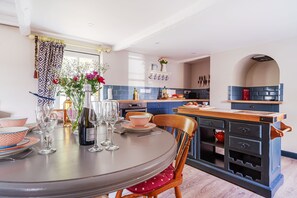 Fridge, oven, dishwasher, high chair - Cherryhill - sleeps 5 guests  in 3 bedrooms (North Creake)