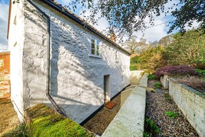 Property grounds - Cherryhill - sleeps 5 guests in 3 bedrooms (North Creake)