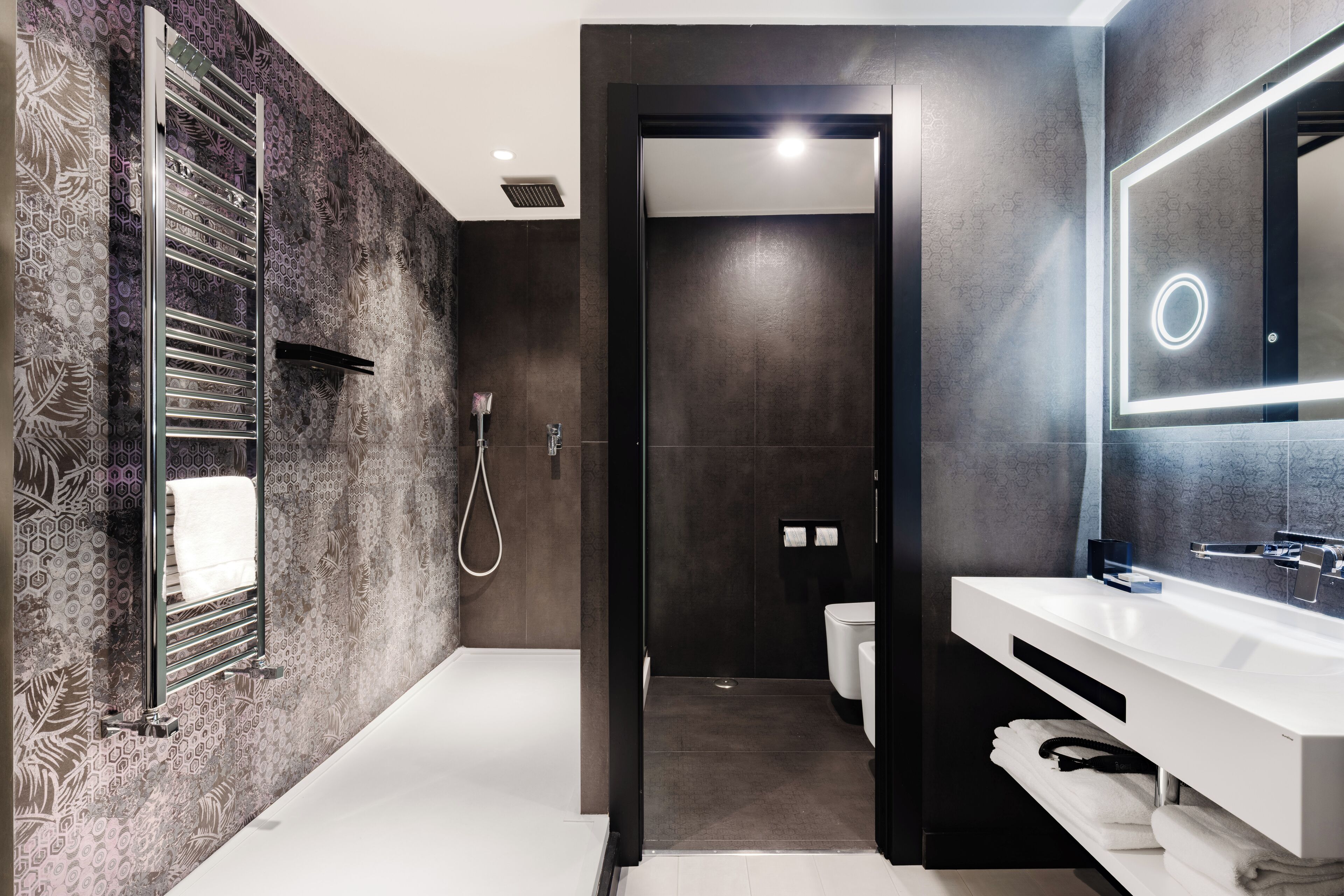 Premium-Doppelzimmer | Badezimmer | Haartrockner, Hausschuhe, Bidet, Handtücher