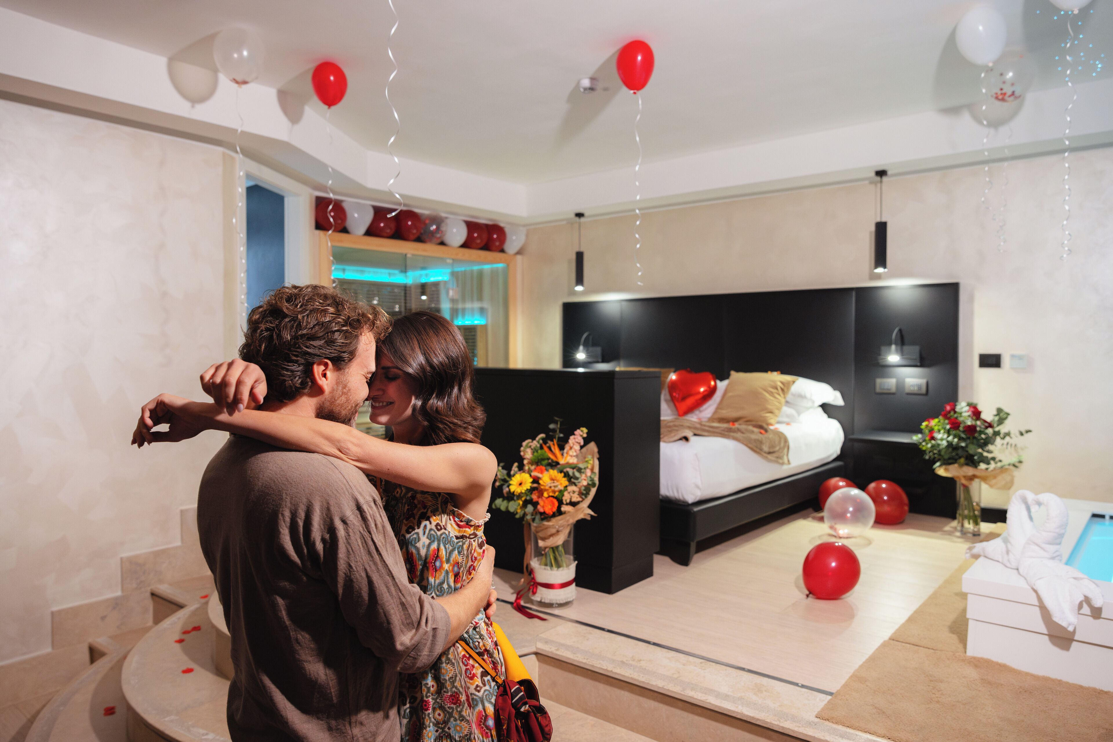 Una habitación de hotel moderna con cama, mesita de noche y zona de baño.