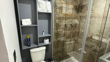 Handtücher, Seife, Shampoo, Toilettenpapier