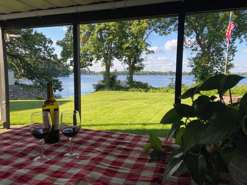 Beautiful Lake Manuella home, perfect for families!  Relax, fish, swim, boat.