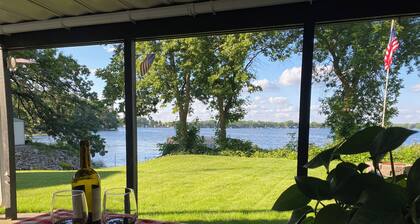 Beautiful Lake Manuella home, perfect for families! Relax, fish, swim, boat.