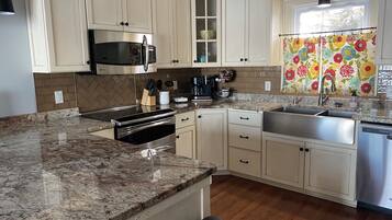 Geladeira, micro-ondas, fogão, cooktop