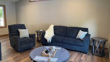 智能电视、壁炉、书