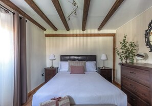 6 Schlafzimmer, Schreibtisch, Bügeleisen/Bügelbrett, Reisekinderbett