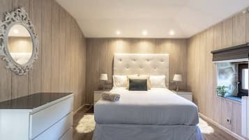 6 bedrooms, desk, iron/ironing board, travel cot