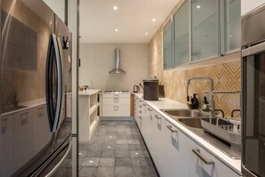 Frigorifero, microonde, forno, piano cottura