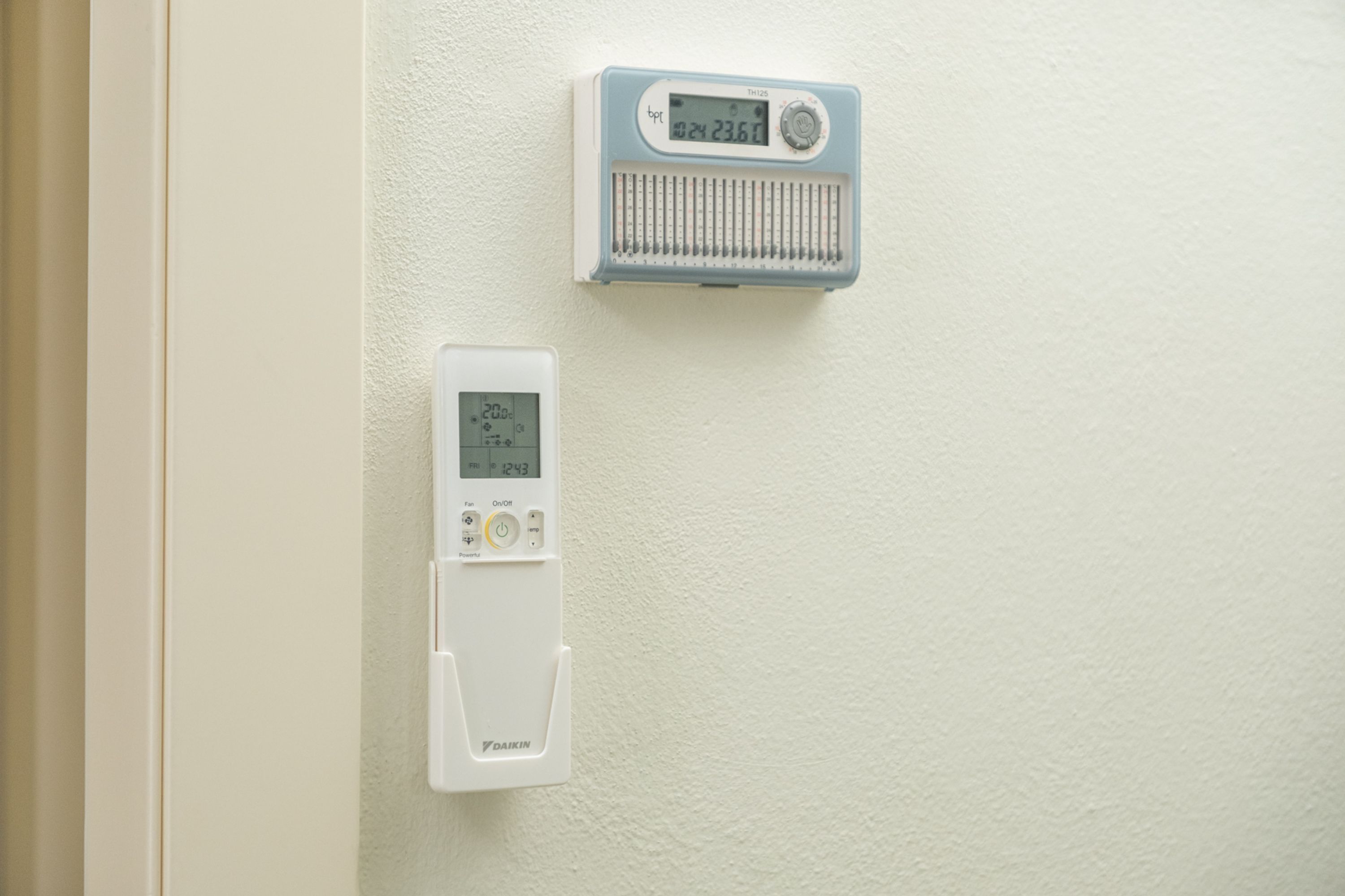 Thermostat und Bedienfeld an einer Wand befestigt.