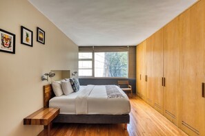 3 makuuhuonetta, silitysrauta/-lauta, vauvan matkasänky, Wi-Fi