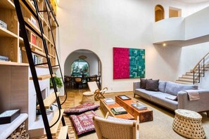 Een televisie en een open haard