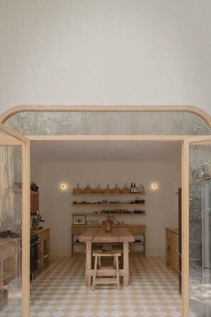 Een koelkast, een koffiezetapparaat/waterkoker