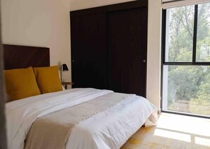 Iron/ironing board, travel cot, WiFi