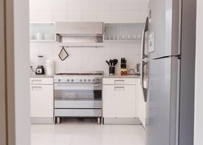 Frigorifero, microonde, piano cottura, lavastoviglie