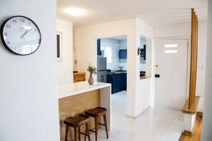 Kühlschrank, Mikrowelle, Herdplatte, Wasserkocher mit Kaffee-/Teezubehör