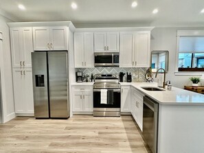 Réfrigérateur, micro-ondes, four, plaque de cuisson