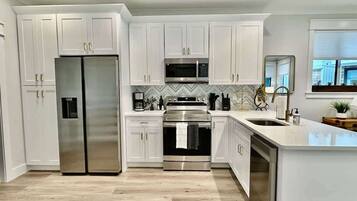 Réfrigérateur, micro-ondes, four, plaque de cuisson