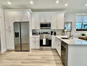 Réfrigérateur, micro-ondes, four, plaque de cuisson