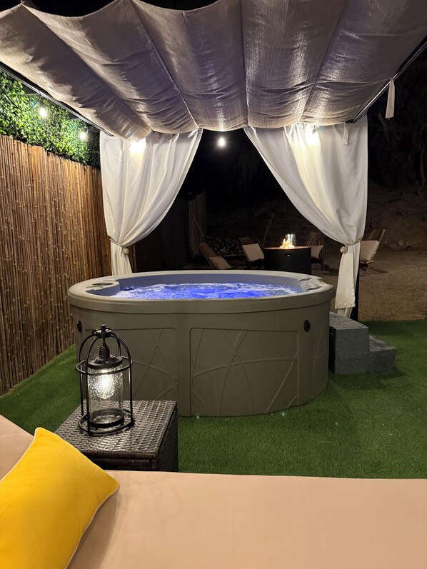 Outdoor spa tub - Cozy Casita Needles (Needles)