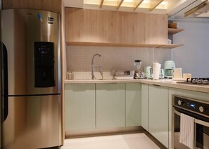 Een koelkast, een magnetron, een oven, een kookplaat