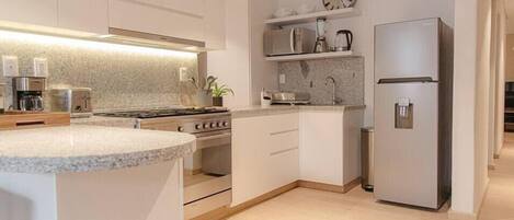 Frigorifero, microonde, forno, piano cottura