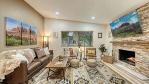 Smart-tv, een open haard en een printer