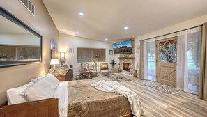 2 bedrooms, desk, iron/ironing board, travel crib - Prime Location/Fireplace/Private Yard (Sedona)