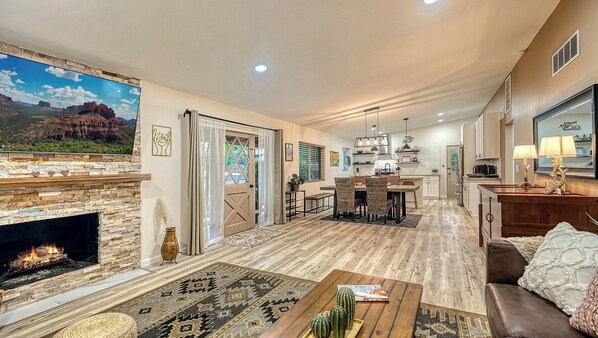 Smart TV, fireplace, printers - Prime Location/Fireplace/Private Yard (Sedona)