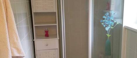 Een douche, een haardroger, toiletpapier